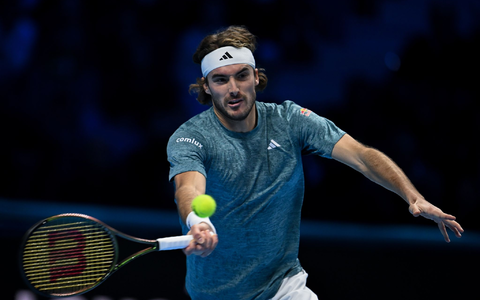 Stefanos Tsitsipas musste im ersten Satz gegen Holger Rune aufgeben. - Foto: Marco Alpozzi/Zuma Press/dpa