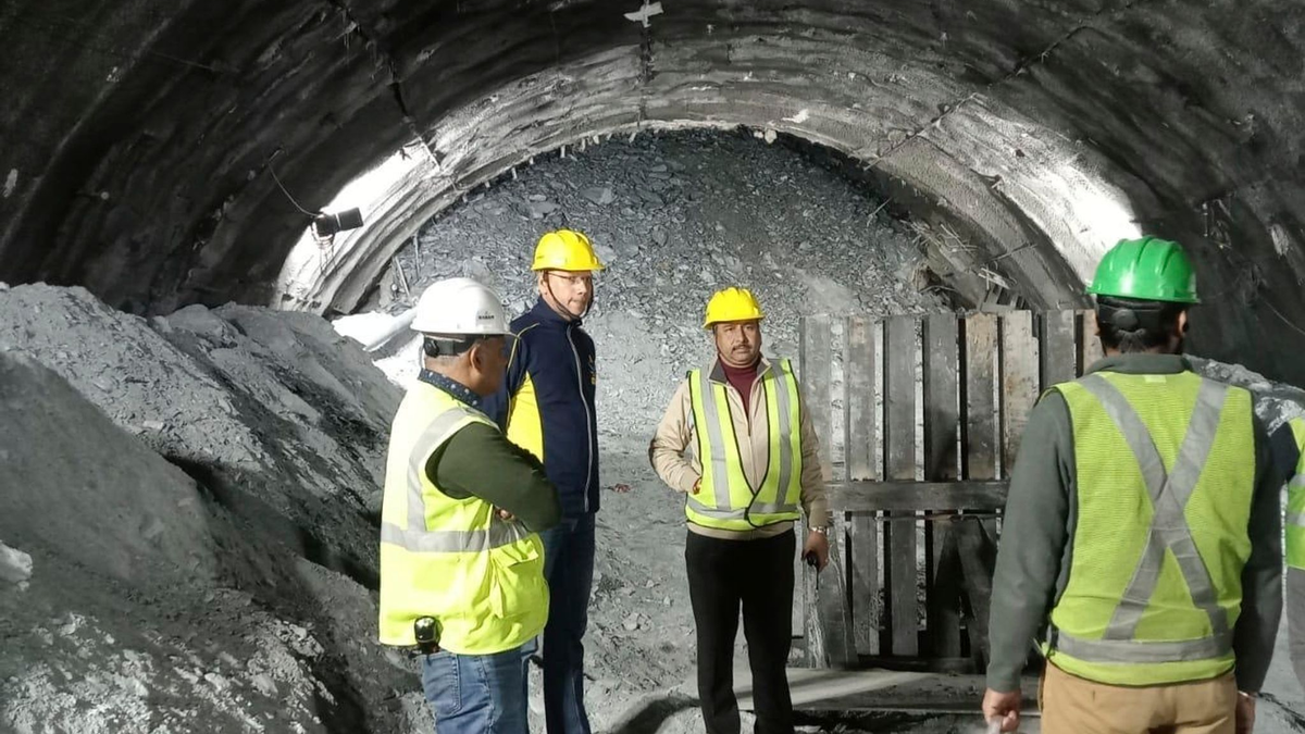Rettungskräfte in dem eingestürzten Straßentunnel. - Foto: ---/SDRF/AP/dpa