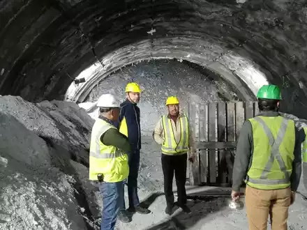 Rettungskräfte in dem eingestürzten Straßentunnel. - Foto: ---/SDRF/AP/dpa
