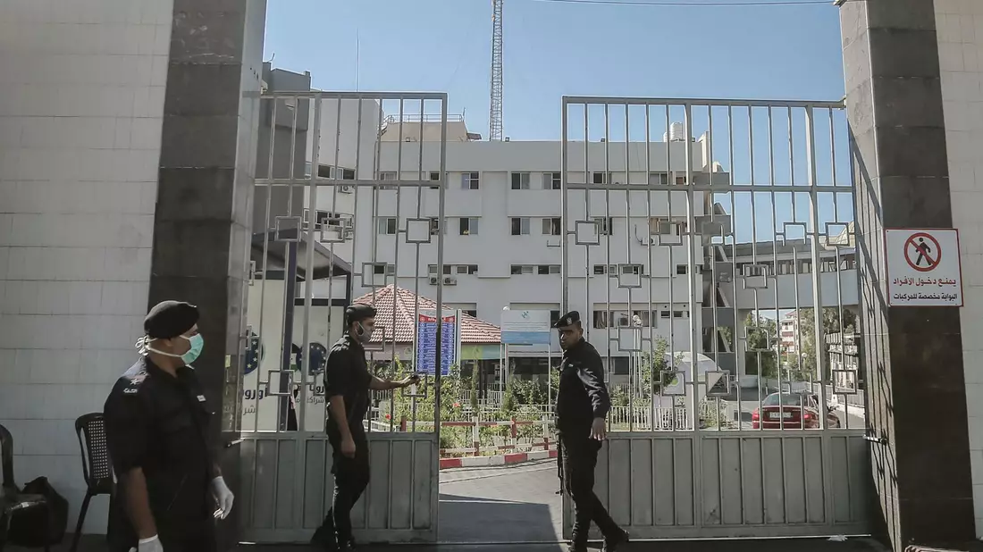 Mitglieder der islamistischen Hamas bewachen die Tore des Schifa-Krankenhaus in Gaza. - Bild: Mohammed Talatene/dpa