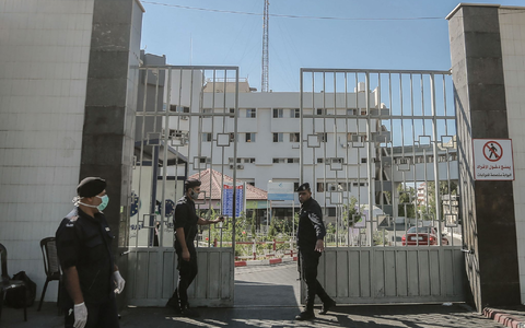 Mitglieder der islamistischen Hamas bewachen die Tore des Schifa-Krankenhaus in Gaza. - Foto: Mohammed Talatene/dpa