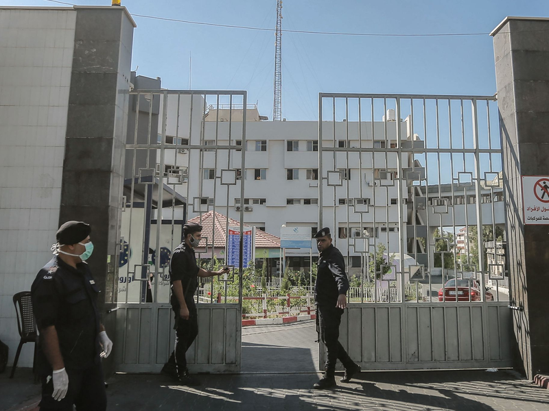 Mitglieder der islamistischen Hamas bewachen die Tore des Schifa-Krankenhaus in Gaza. - Foto: Mohammed Talatene/dpa