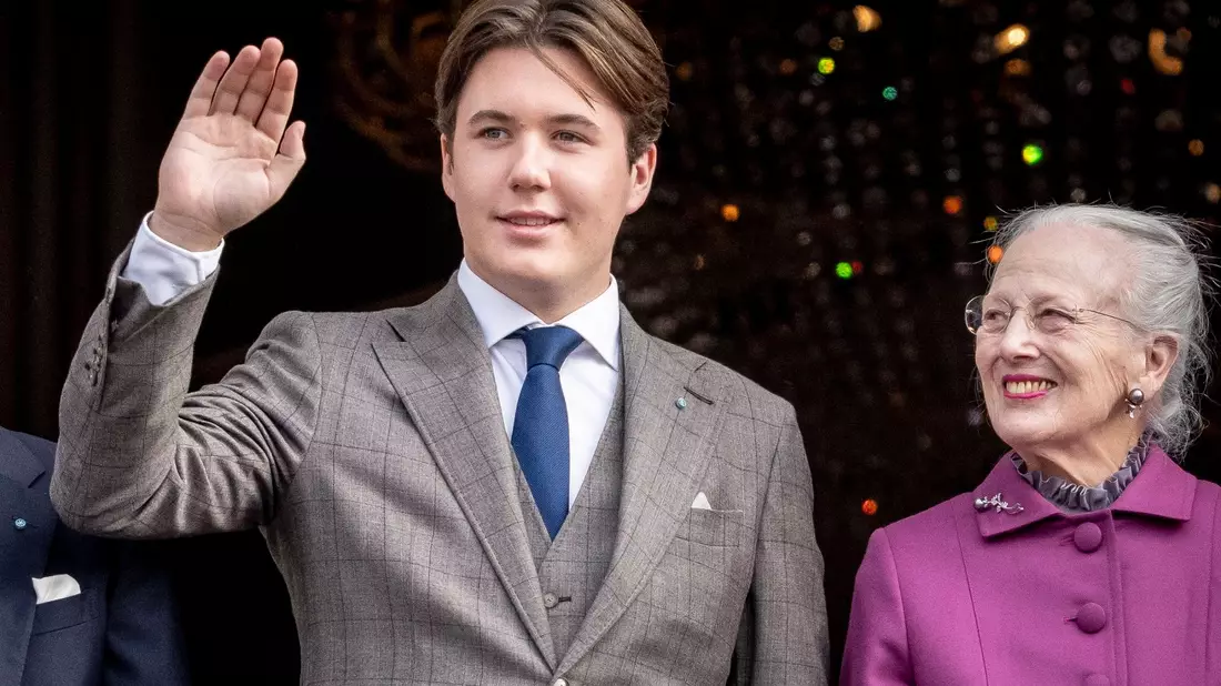 Prinz Christian neben Königin Margrethe II. von Dänemark an seinem 18. Geburtstag auf Schloss Amalienborg. - Bild: Mads Claus Rasmussen/Ritzau Scanpix/AP/dpa
