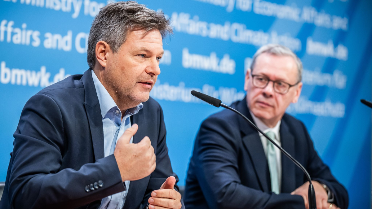 Wirtschaftsminister Robert Habeck spricht neben Thomas Gößmann, Vorstandsvorsitzender FNB Gas e.V, zu den Plänen für ein deutsches Wasserstoffkernnetz. - Foto: Michael Kappeler/dpa