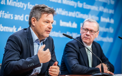 Die Bundesnetzagentur hat grünes Licht für den Plan von Minister Habeck zum Bau wichtiger Wasserstoff-Leitungen in Deutschland gegeben (Archivbild). - Foto: Michael Kappeler/dpa