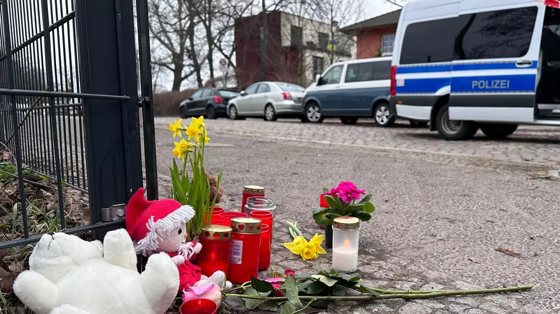 Unweit des Bürgerparks in Pankow haben Passanten Plüschtiere, Kerzen und Blumen zum Gedenken an das geötete Kind abgelegt. - Bild: Paul Zinken/dpa