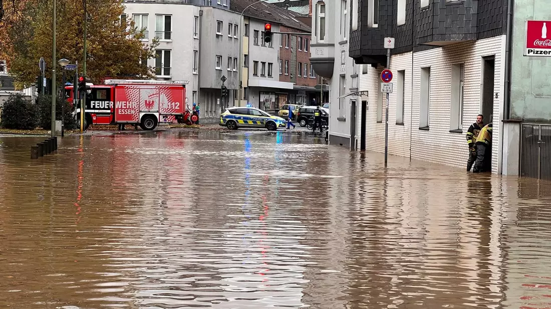 FW-E: Rohrbruch einer Hauptwasserleitung - Straße überflutet - Bild: presseportal.de
