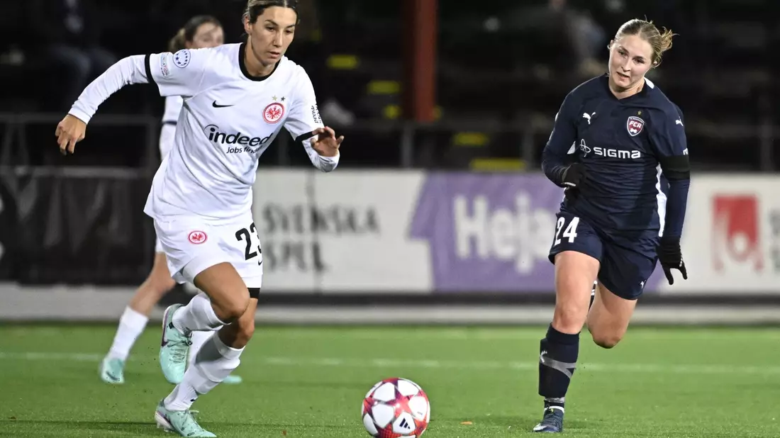Sara Doorsoun (l) und die Eintracht-Frauen nehmen drei Punkte aus Schweden mit. - Bild: Johan Nilsson/TT News Agency via AP /dpa