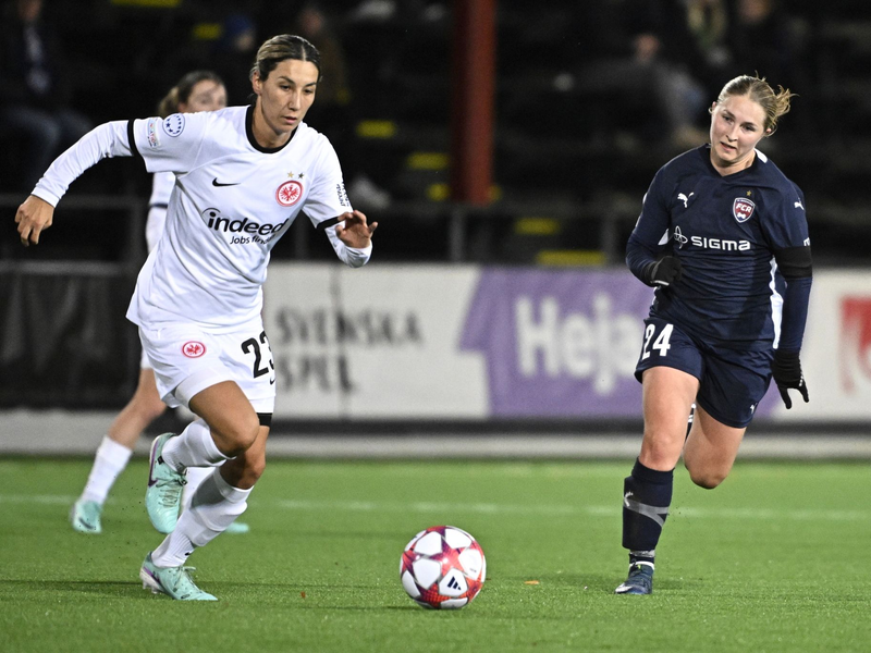 Sara Doorsoun (l) und die Eintracht-Frauen nehmen drei Punkte aus Schweden mit. - Foto: Johan Nilsson/TT News Agency via AP /dpa