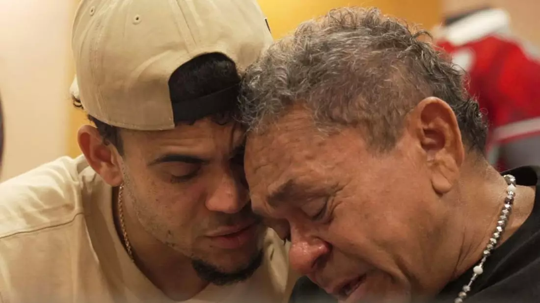 Ein gerührter Luis Díaz (l.) mit seinem Vater Luis Manuel nach dessen Freilassung. - Bild: ---/colprensa/dpa