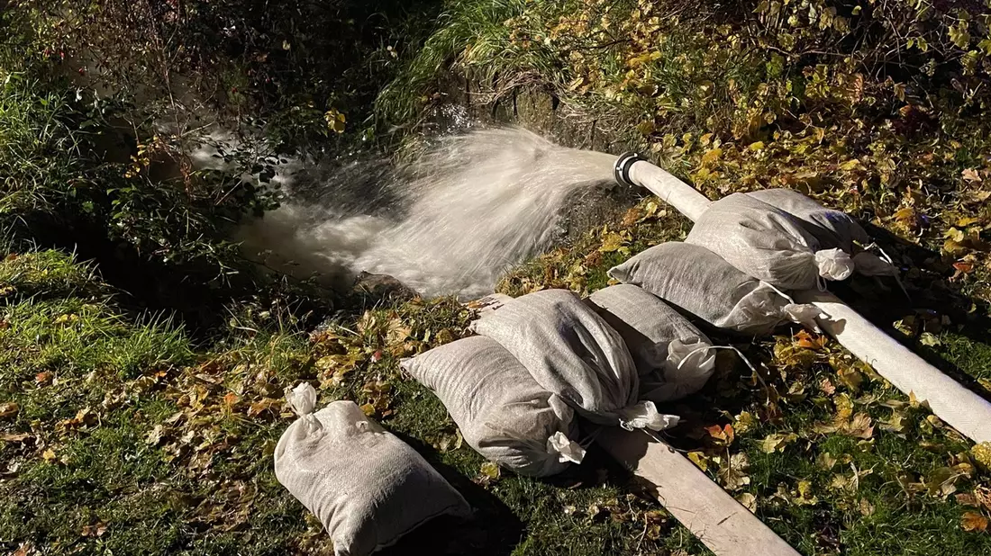 KFV Bodenseekreis: Hochwasseranstauung verursacht großen Feuerwehreinsatz - Bild: presseportal.de