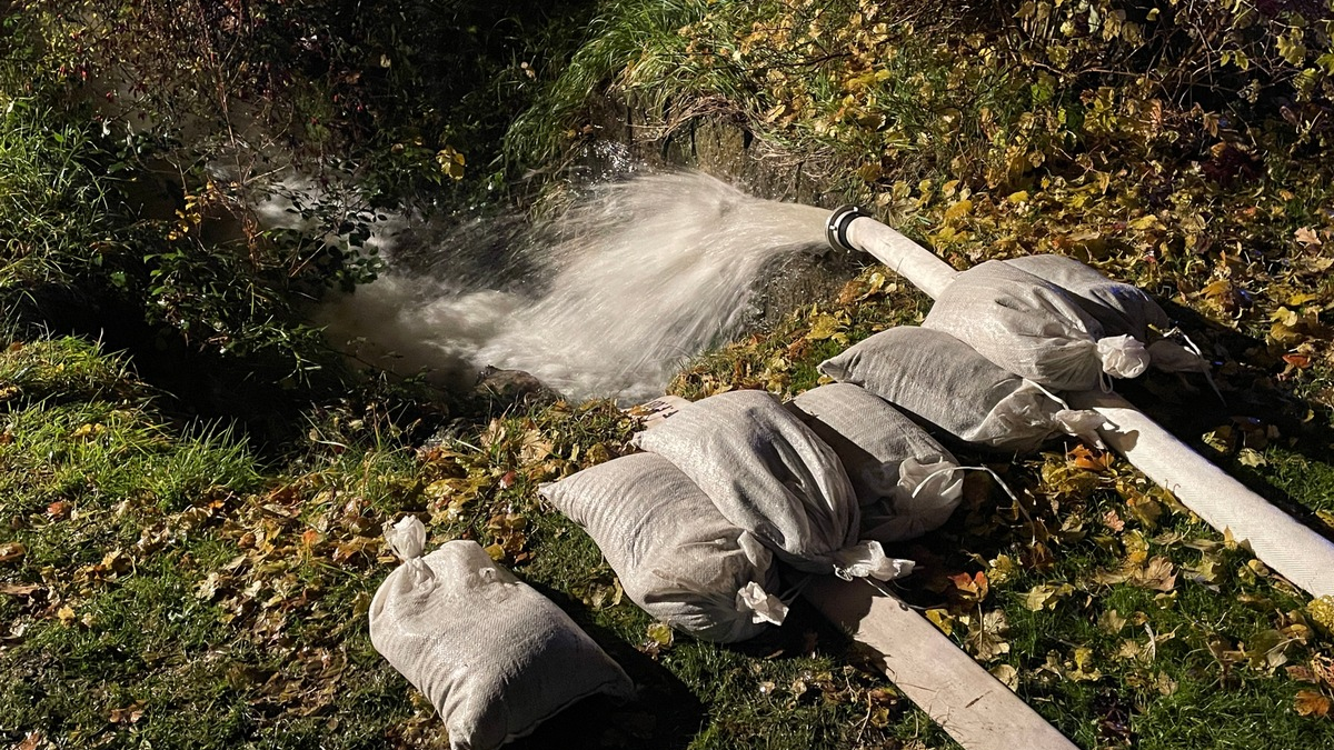 KFV Bodenseekreis: Hochwasseranstauung verursacht großen Feuerwehreinsatz - Foto: presseportal.de