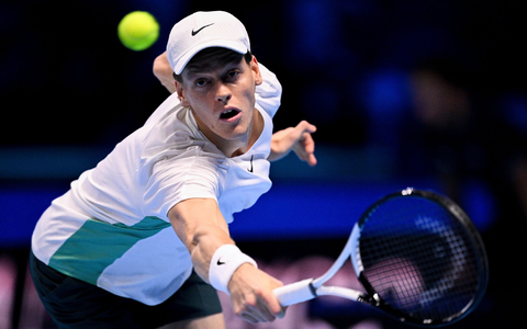 Jannik Sinner setzte sich in Turin gegen den Weltranglisten-Ersten durch. - Foto: Marco Alpozzi/LaPresse via AP/dpa Jannik Sinner setzte sich in Turin gegen den Weltranglisten-Ersten durch. - Foto: Marco Alpozzi/LaPresse via AP/dpa