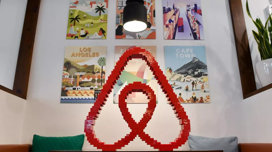 Airbnb investiert in den Bereich Künstliche Intelligenz. - Bild: Jens Kalaene/dpa-Zentralbild/dpa