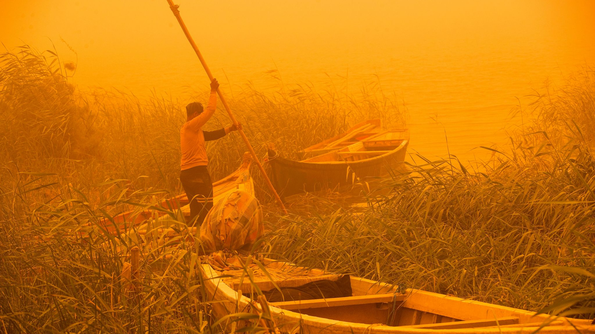 Sandstürme werden UN-Experten zufolge als Katastrophenrisiko unterschätzt. - Foto: Nabil Al-Jurani/AP/dpa