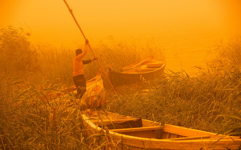 Sandstürme werden UN-Experten zufolge als Katastrophenrisiko unterschätzt. - Foto: Nabil Al-Jurani/AP/dpa