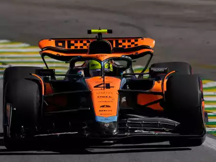 Nach dem Start lag Oscar Piastri (r) noch vor seinem Teamkollegen Lando Norris. - Foto: Andre Penner/AP/dpa