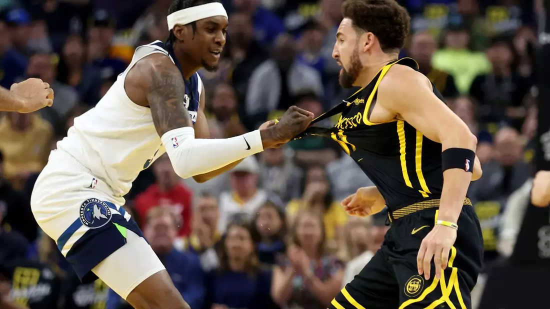 Minnesota Timberwolves-Stürmer Jaden McDaniels (l) und Golden State Warriors-Guard Klay Thompson geraten aneinander. - Bild: Jed Jacobsohn/AP/dpa