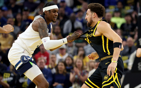 Minnesota Timberwolves-Stürmer Jaden McDaniels (l) und Golden State Warriors-Guard Klay Thompson geraten aneinander. - Foto: Jed Jacobsohn/AP/dpa