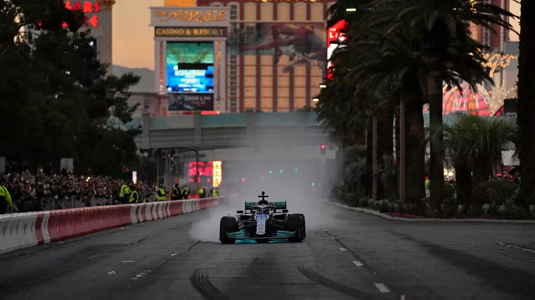 Ein Spektakel: Die Formel 1 zu Gast in Las Vegas. - Bild: John Locher/AP/dpa