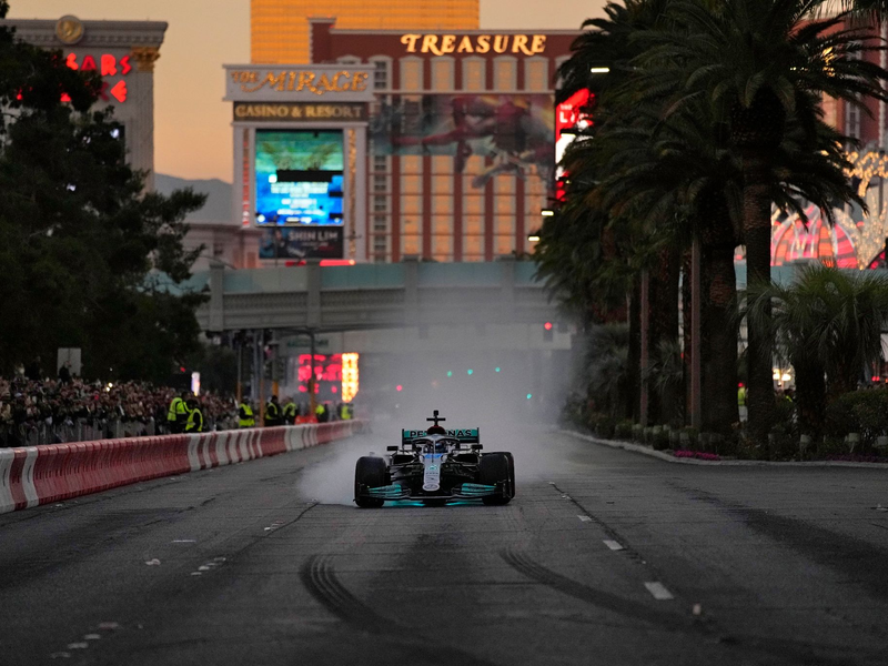 Ein Spektakel: Die Formel 1 zu Gast in Las Vegas. - Foto: John Locher/AP/dpa
