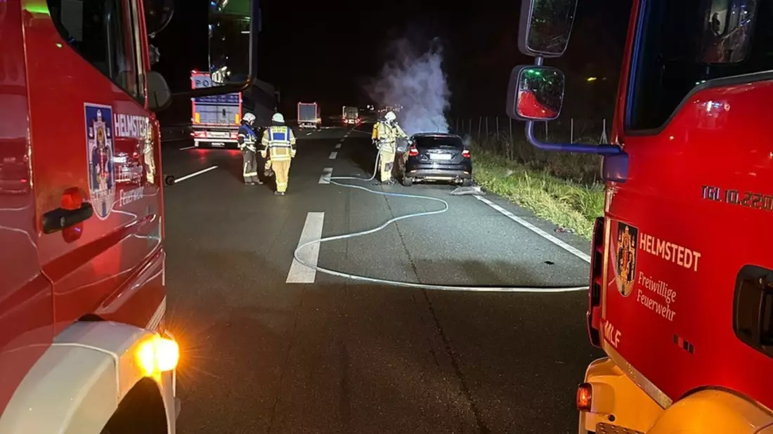 FW Helmstedt: PKW Brand auf der BAB2, AS Rennau - Bild: presseportal.de