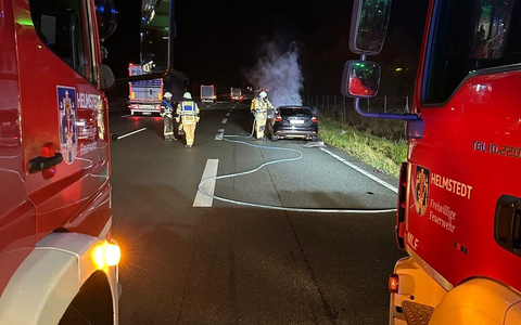 FW Helmstedt: PKW Brand auf der BAB2, AS Rennau - Foto: presseportal.de