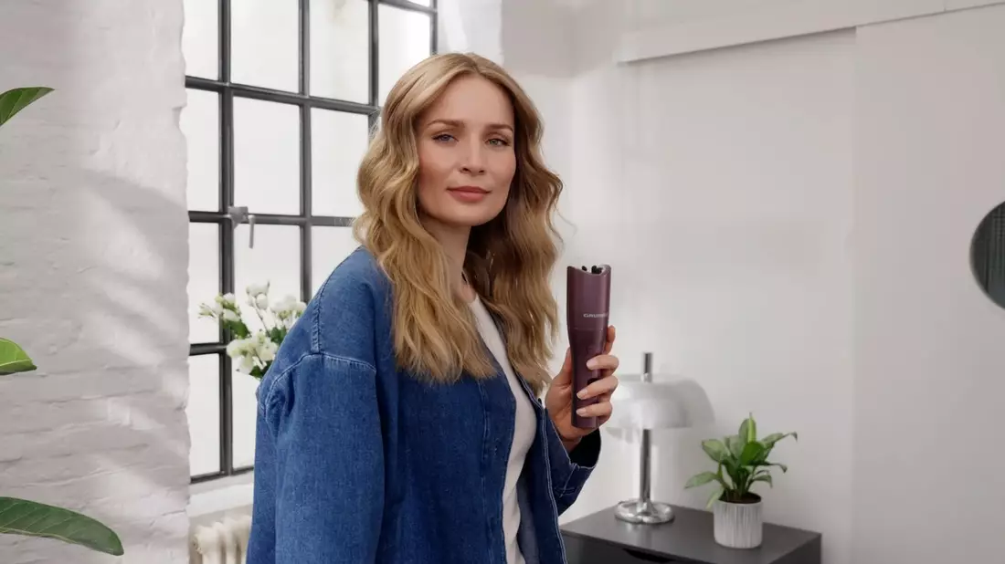 Endlich perfekte Traumlocken: Sechs Styling-Tipps für ein glamouröses Auftreten an Weihnachten und Silvester - Bild: presseportal.de