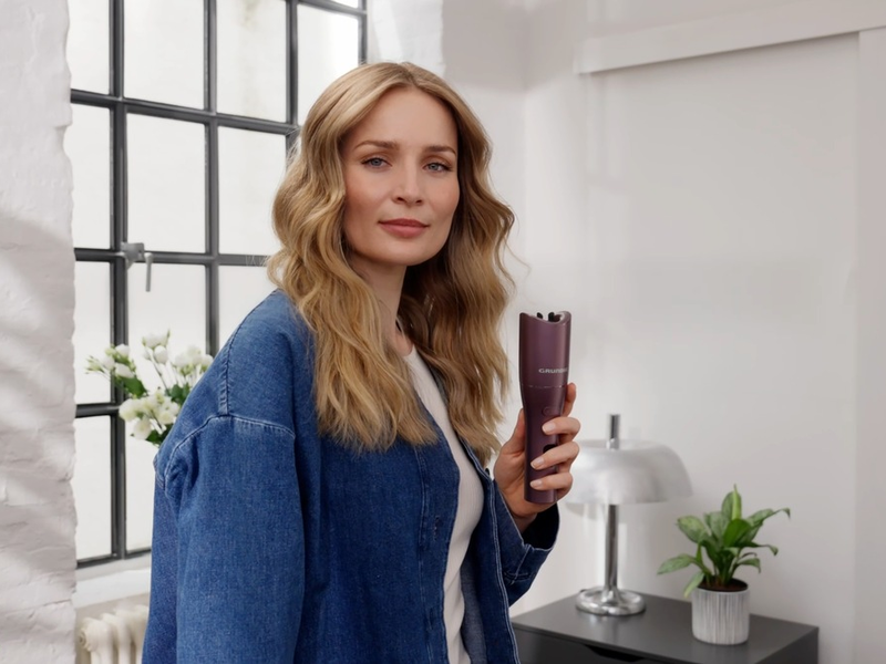 Endlich perfekte Traumlocken: Sechs Styling-Tipps für ein glamouröses Auftreten an Weihnachten und Silvester - Foto: presseportal.de