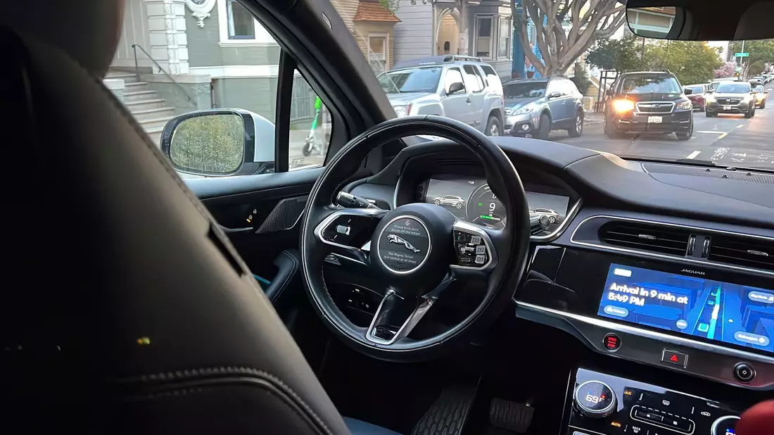 San Francisco wurde im vergangenen Jahr zum einem einzigartigen Testfall für selbstfahrende Taxis. Neben Cruise bekam auch die Google-Schwesterfirma Waymo im Sommer von einer kalifornischen Aufsichtsbehörde die Erlaubnis zur Ausweitung ihrer fahrerlosen Beförderungsdienste im gesamten Stadtgebiet. - Bild: Terry Chea/AP/dpa