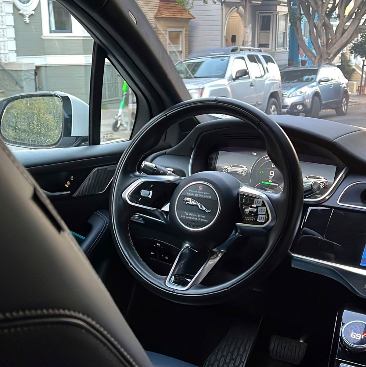 San Francisco wurde im vergangenen Jahr zum einem einzigartigen Testfall für selbstfahrende Taxis. Neben Cruise bekam auch die Google-Schwesterfirma Waymo im Sommer von einer kalifornischen Aufsichtsbehörde die Erlaubnis zur Ausweitung ihrer fahrerlosen Beförderungsdienste im gesamten Stadtgebiet. - Foto: Terry Chea/AP/dpa