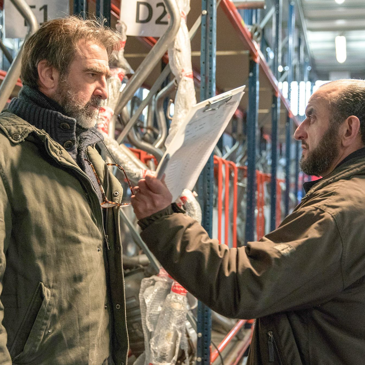 Alain Delambre (Eric Cantona, l) ist  ständig den Demütigungen seines Chefs (Nabil Terbeche) ausgesetzt. - Foto: Arte/dpa