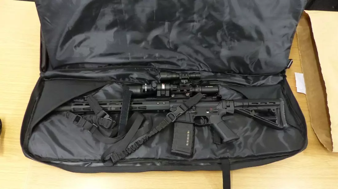 ZOLL-BB: Heikler Dachbodenfund / Zollfahnder stellen Sturmgewehr und Munition in Privathaus sicher - Bild: presseportal.de