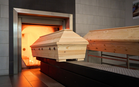 Ein Sarg wird im Krematorium verbrannt: Die Zahl der TodesfÀlle in Deutschland ist im vergangenen Jahr um 4,2 Prozent gestiegen. - Foto: Thomas Frey/dpa Ein Sarg wird im Krematorium verbrannt: Die Zahl der TodesfÀlle in Deutschland ist im vergangenen Jahr um 4,2 Prozent gestiegen. - Foto: Thomas Frey/dpa