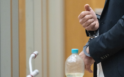 Der Angeklagte steht in Handschellen in einem Saal des Oberlandesgerichts Stuttgart. - Foto: -/dpa