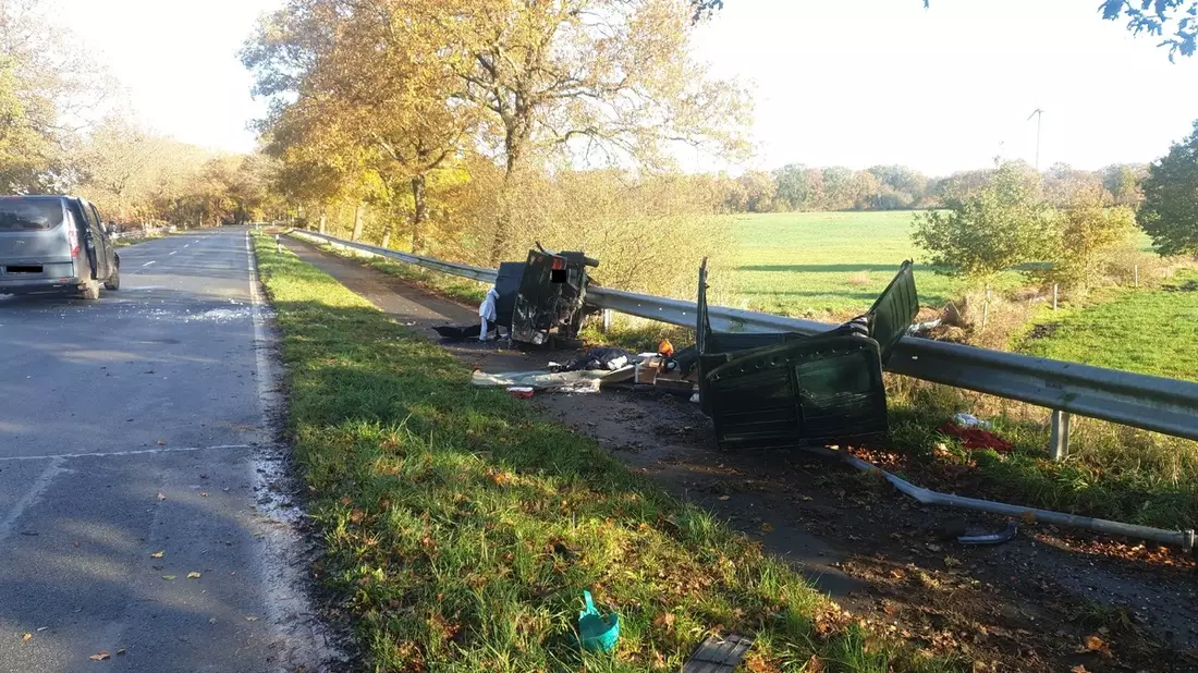 POL-CUX: Schwerer Verkehrsunfall auf der Landesstraße 135 zwischen Langen und Sievern (Lichtbild in der Anlage) - Bild: presseportal.de