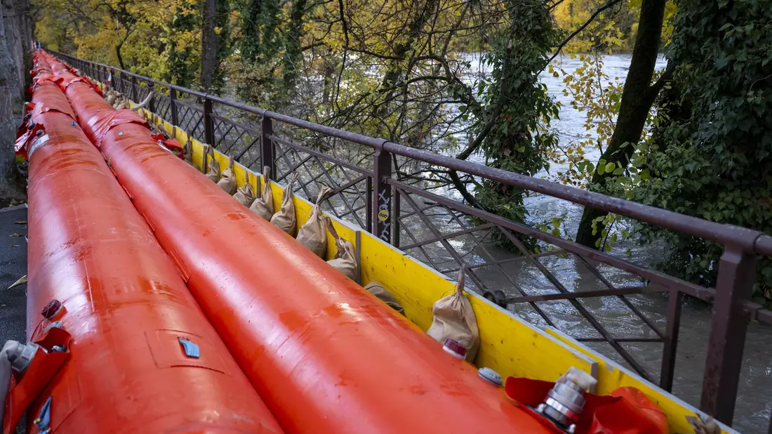 Ein Blick auf die mobile Staustufe an der  Arve in Genf. - Bild: Martial Trezzini/KEYSTONE/dpa