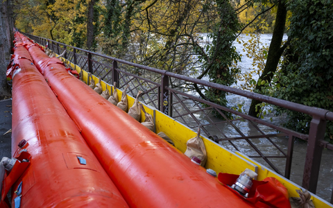 Ein Blick auf die mobile Staustufe an der  Arve in Genf. - Foto: Martial Trezzini/KEYSTONE/dpa