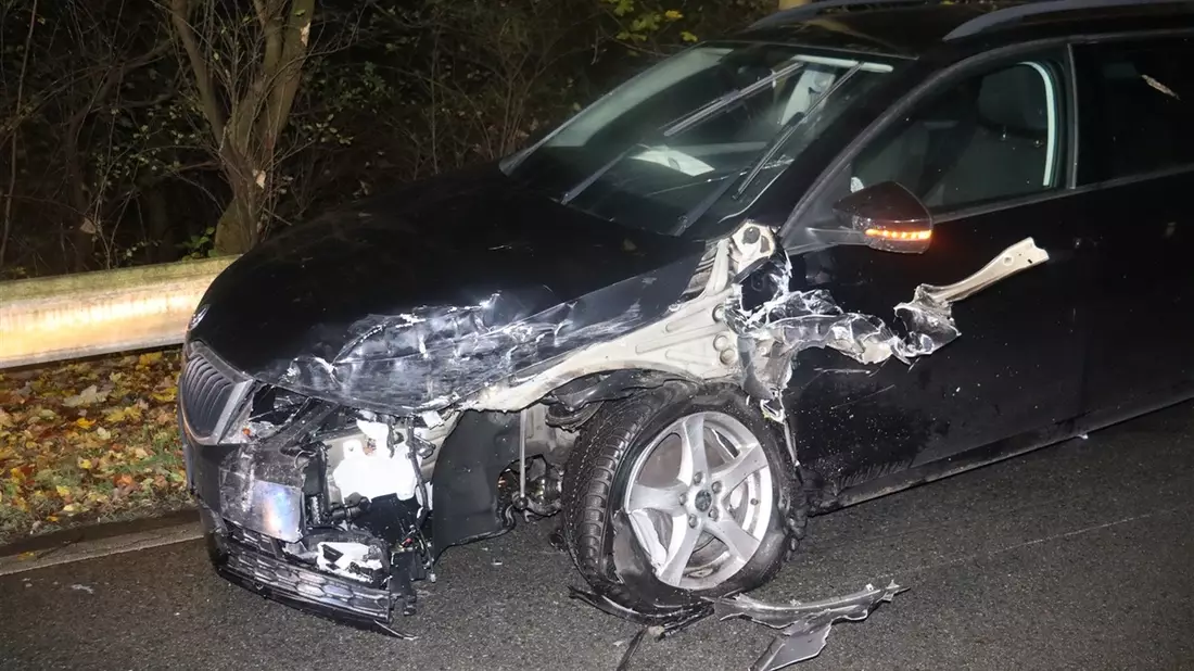 POL-HF: Skoda und VW prallen zusammen - Drei Personen leicht verletzt - Bild: presseportal.de