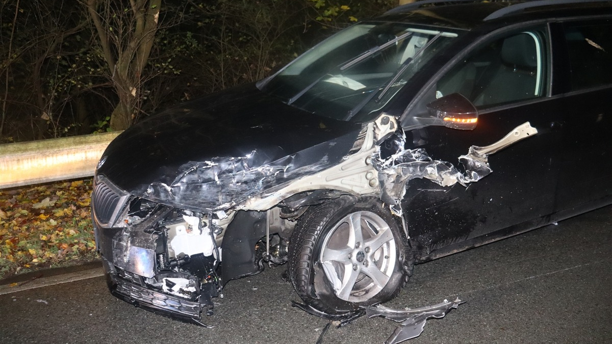 POL-HF: Skoda und VW prallen zusammen - Drei Personen leicht verletzt - Foto: presseportal.de