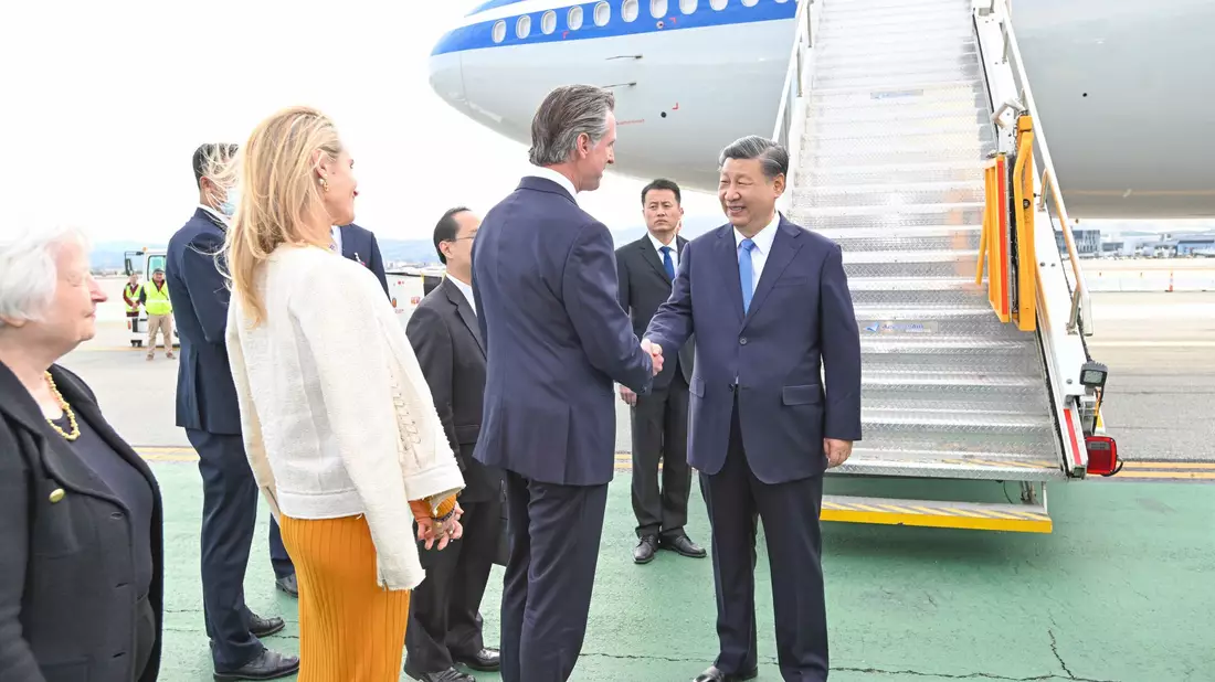 Der chinesische Präsident Xi Jinping wird in San Francisco von Kaliforniens Gouverneur Gavin Newsom und US-Finanzministerin Janet Yellen (l) empfangen. - Bild: Xie Huanchi/XinHua/dpa