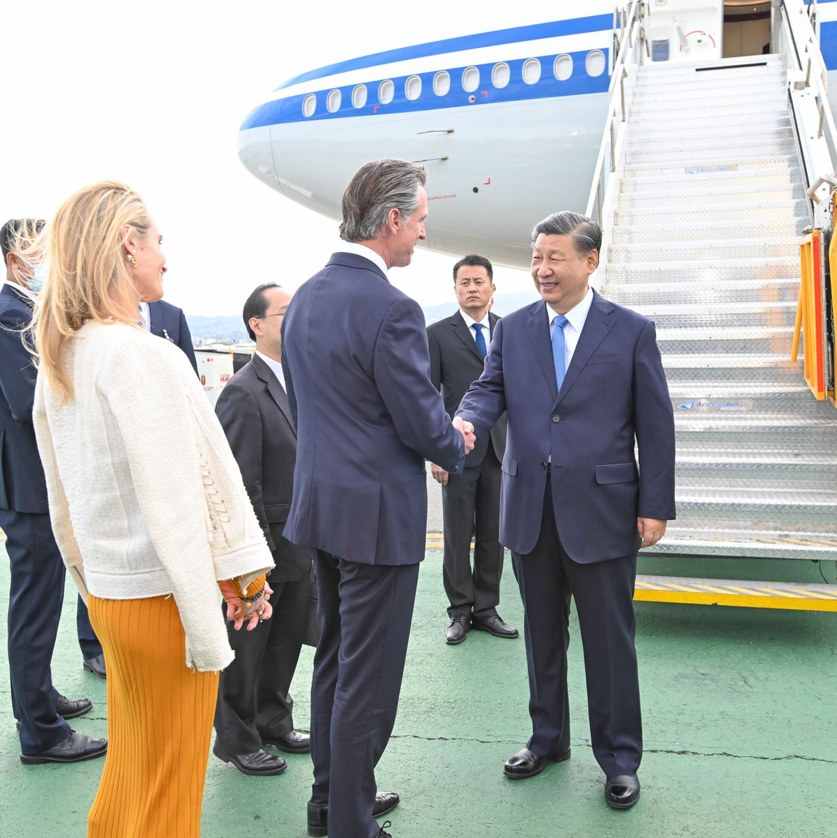 Xi Jinping, Präsident von China, wird von Gavin Newsom, Gouverneur von Kalifornien, und Janet Yellen (l), Finanzministerin der USA empfangen. - Foto: Xie Huanchi/XinHua/dpa