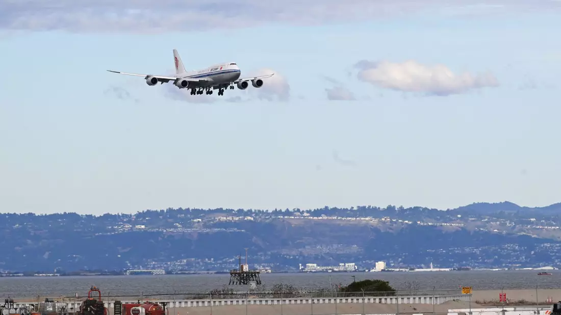 Das Flugzeug vom chinesischen Präsidenten Xi trifft in San Francisco ein. - Bild: Rao Aimin/XinHua/dpa