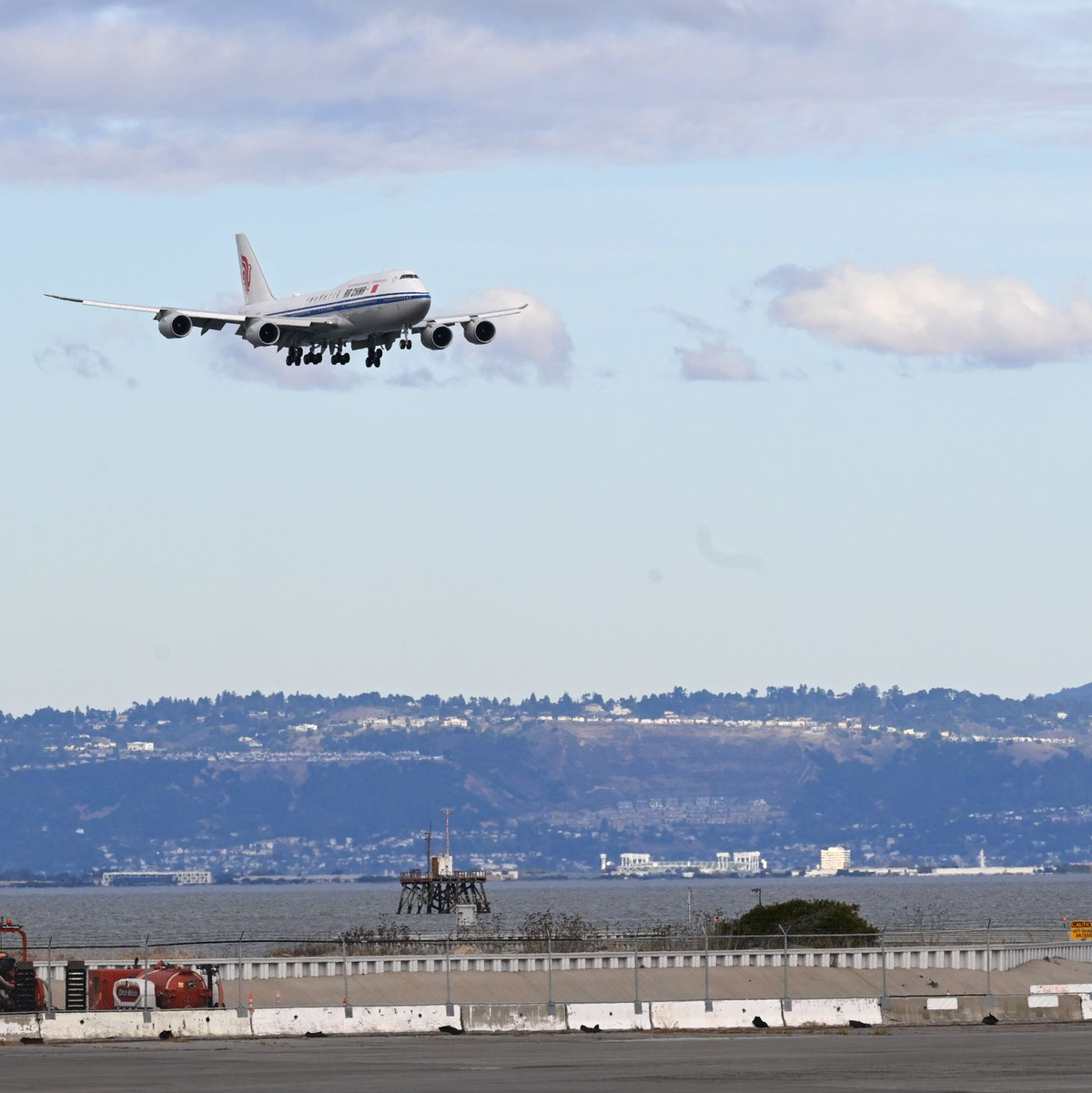 Das Flugzeug vom chinesischen Präsidenten Xi trifft in San Francisco ein. - Foto: Rao Aimin/XinHua/dpa