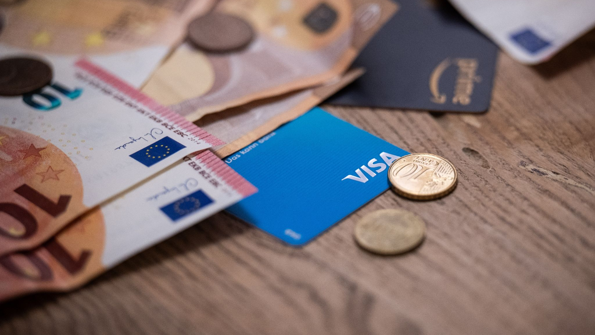 In Deutschland ist die Zahl von überschuldeten Menschen leicht angestiegen. - Foto: Hannes P. Albert/dpa