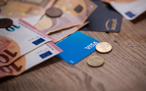 In Deutschland ist die Zahl von überschuldeten Menschen leicht angestiegen. - Foto: Hannes P. Albert/dpa