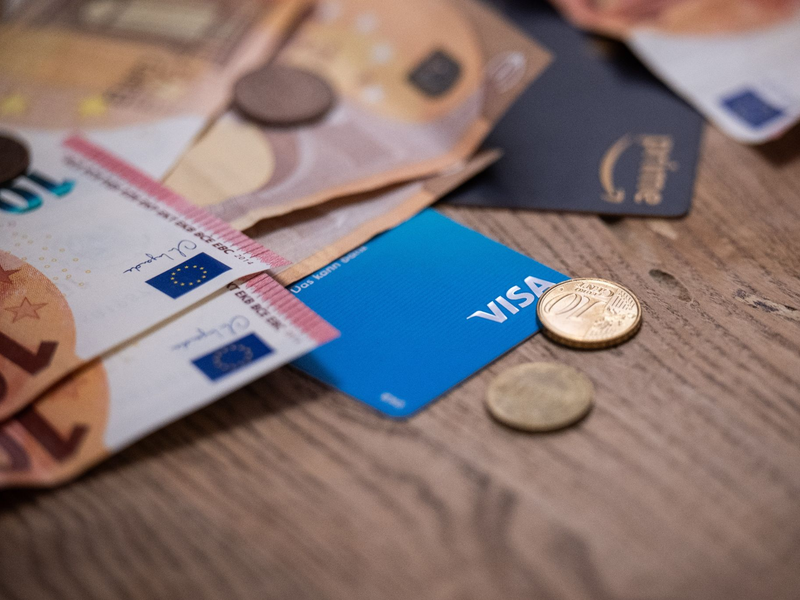 In Deutschland ist die Zahl von überschuldeten Menschen leicht angestiegen. - Foto: Hannes P. Albert/dpa