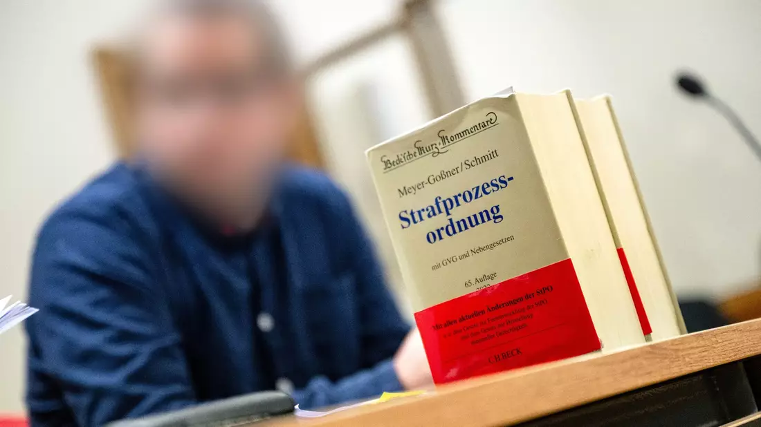 Der Angeklagte sitzt vor Prozessbeginn im Gerichtssaal. - Bild: Sina Schuldt/dpa