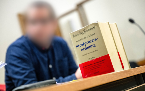 Der Angeklagte sitzt vor Prozessbeginn im Gerichtssaal. - Foto: Sina Schuldt/dpa