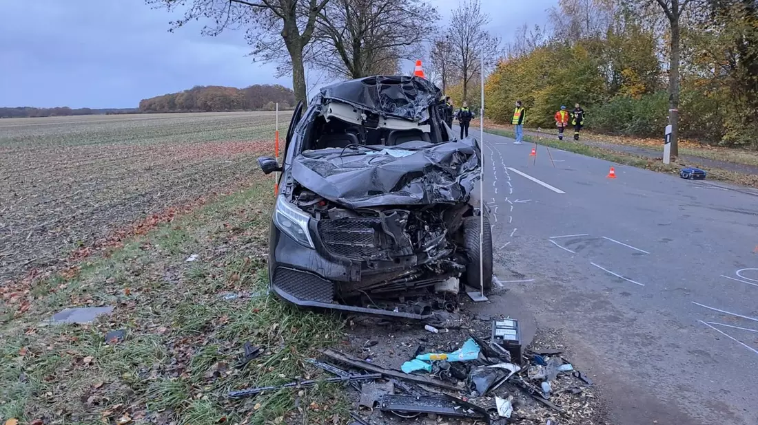 POL-ROW: ++ Unfall beim Überholen - 48-jähriger Autofahrer schwer verletzt ++ - Bild: presseportal.de